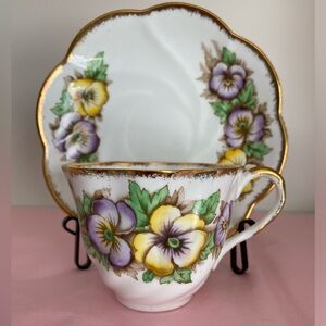 EUC Vtg Salisbury Fine Bone China Teacup and Saucer in a Pansy Pattern